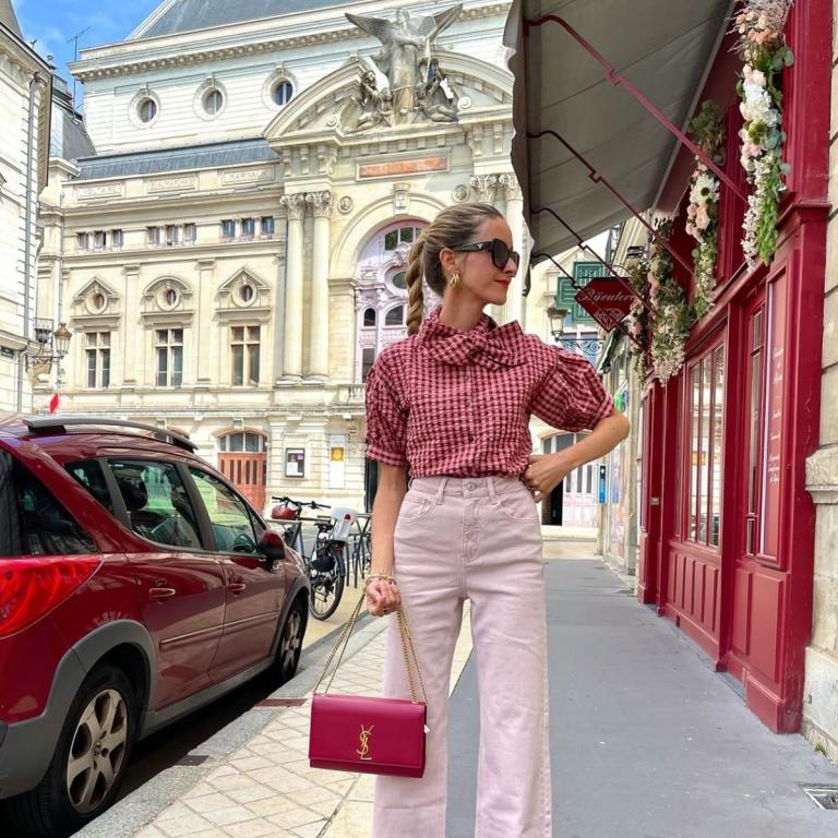 κοπελα με ροζ τζιν και καρο πουκαμισο