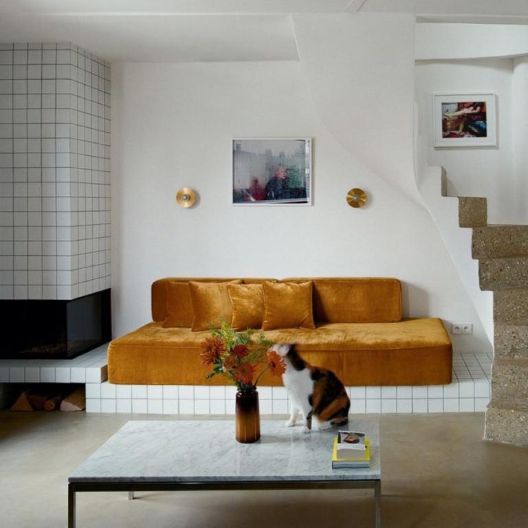 Πώς ένα παλιό ατελιέ μεταμορφώθηκε σε κομψό και φωτεινό σπίτι για μια οικογένεια