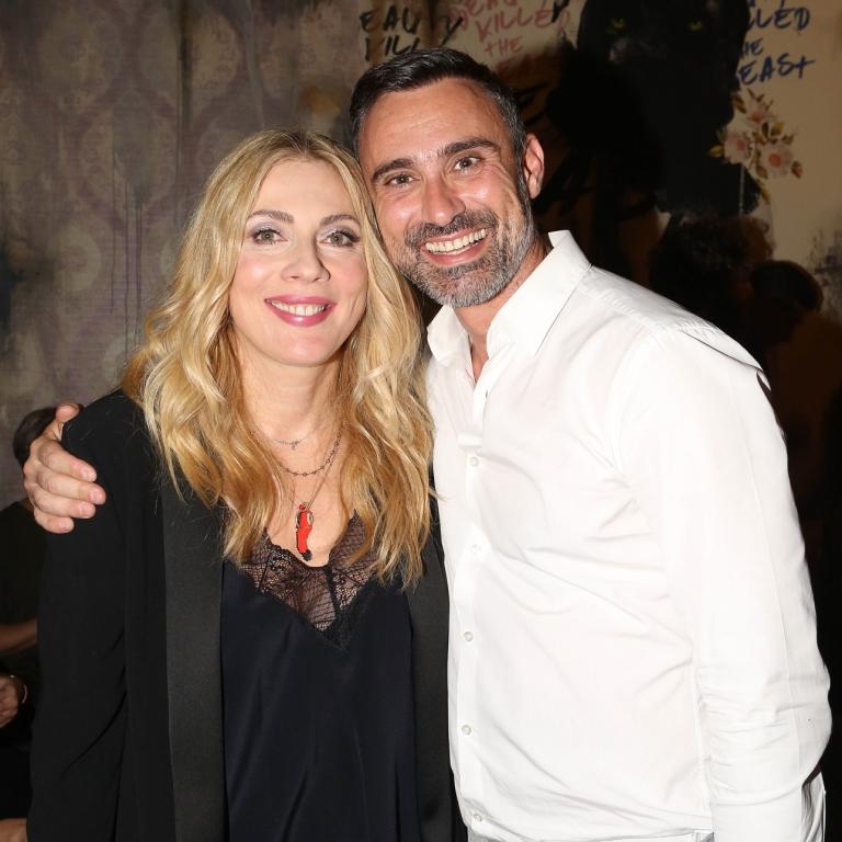 Σμαράγδα Καρύδη και Γιώργος Καπουτζίδης δοκιμάζουν ασκήσεις acro yoga/Φωτογραφία NDP 