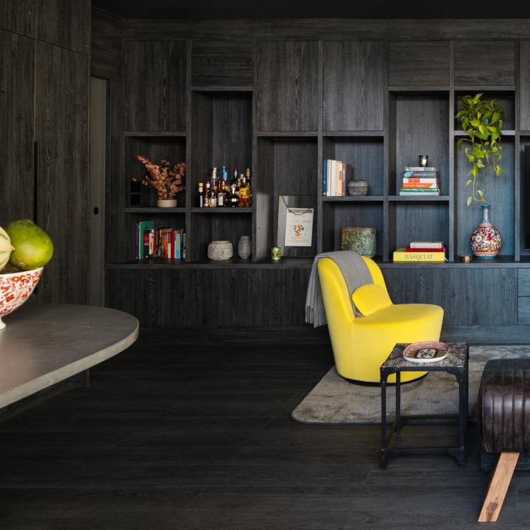 Ανακαίνιση σπιτιού στο Λονδίνο σε σκούρους τόνους