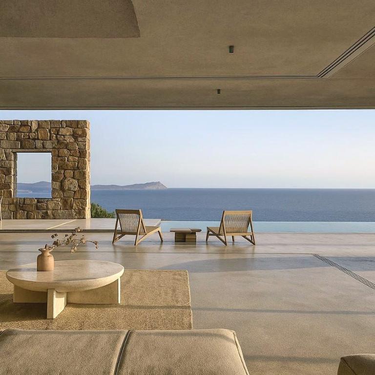 Στη Σύρο, μια αρχιτεκτόνισσα σχεδίασε ένα σπίτι που ενσωματώνεται στο κυκλαδίτικο τοπίο