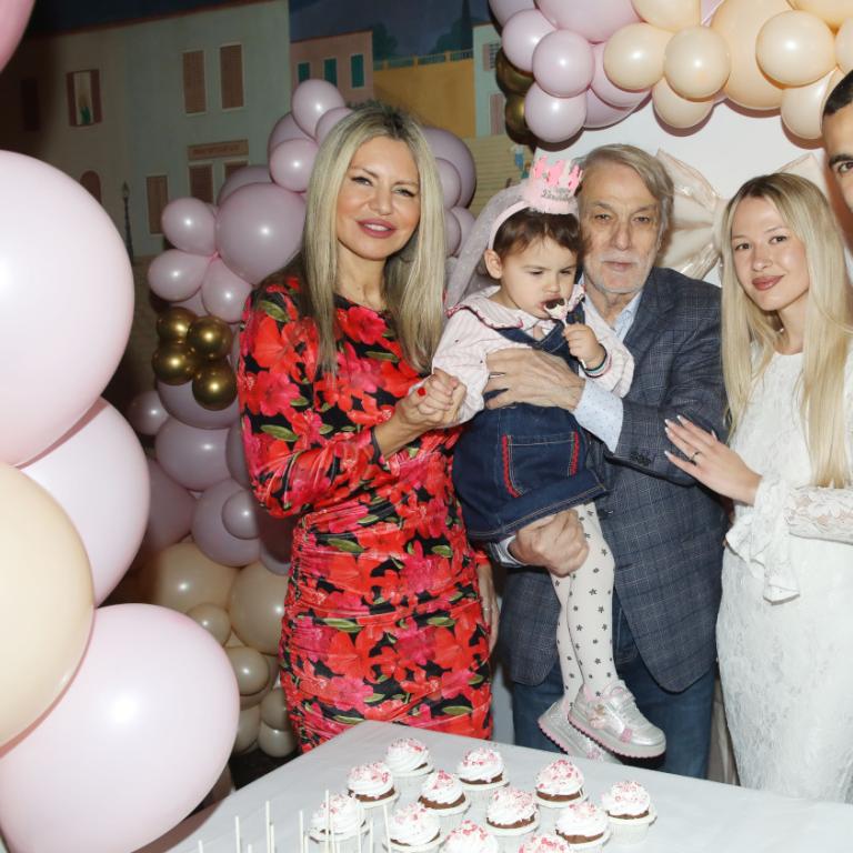 Η Τάρια Μπούρα στα γενέθλια της εγγονής και του γιου της
