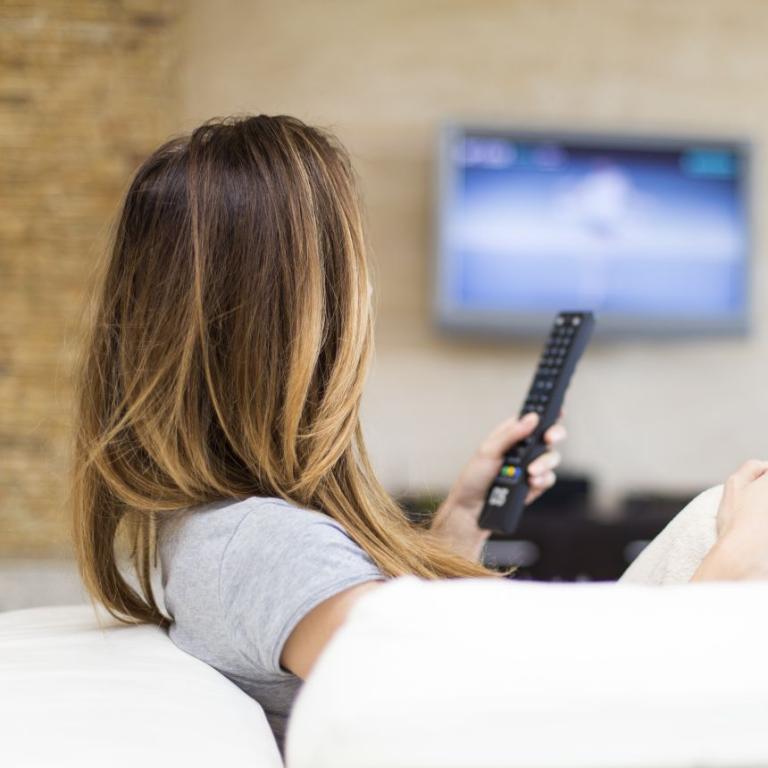 Γυναίκα που βλέπει τηλεόραση