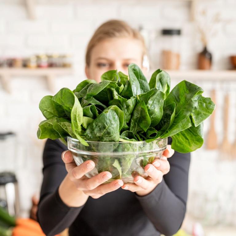 γυναίκα κράταει λαχανικα που έχουν σίδρο