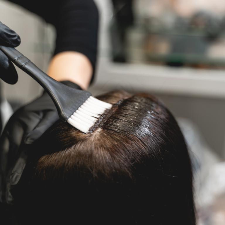 Γυναίκα που βάφει τα μαλλιά της