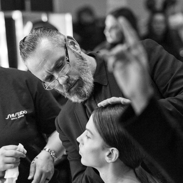 Ο Βαγγέλης Θώδος backstage κάνει μακιγιάζ σε μοντέλο