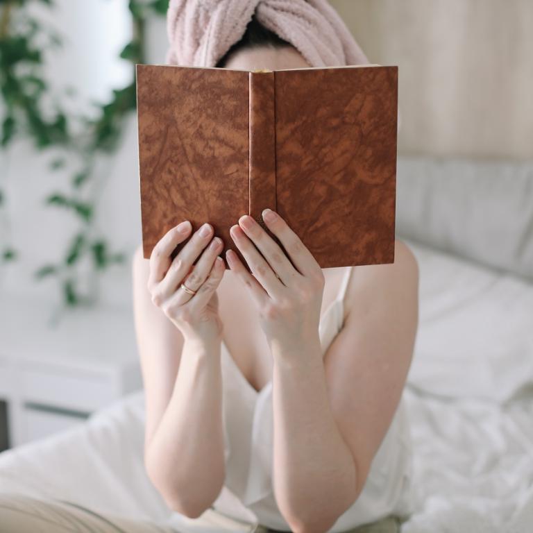 γυναίκα διαβάζει