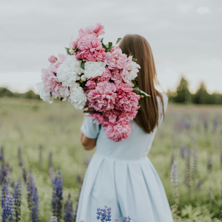 γυναίκα λουλούδια