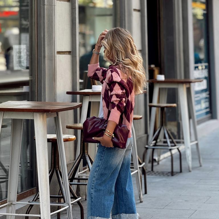 ζακετα με ρομβους συνδυασμενη με φαρδυ τζιν και πεδιλα