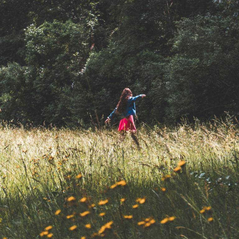 Γυναίκα που τρέχει στο λιβάδι 