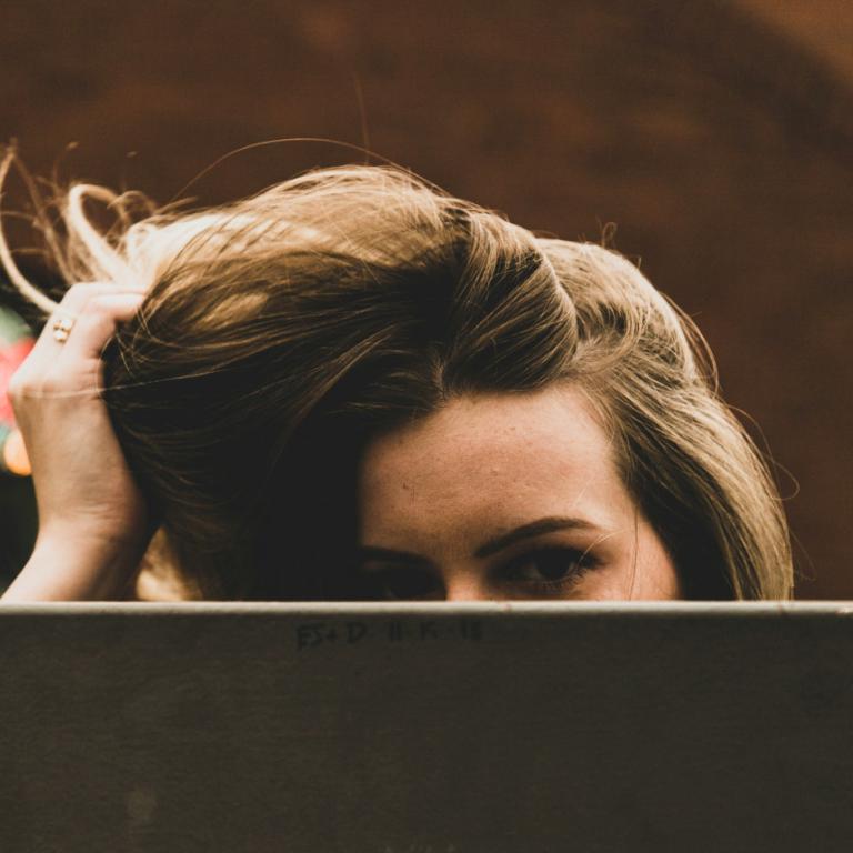 Μπερδεμένη γυναίκα