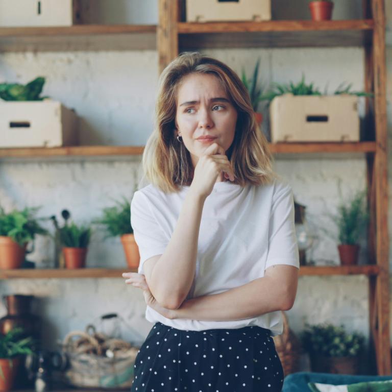 Σκεπτική γυναίκα 