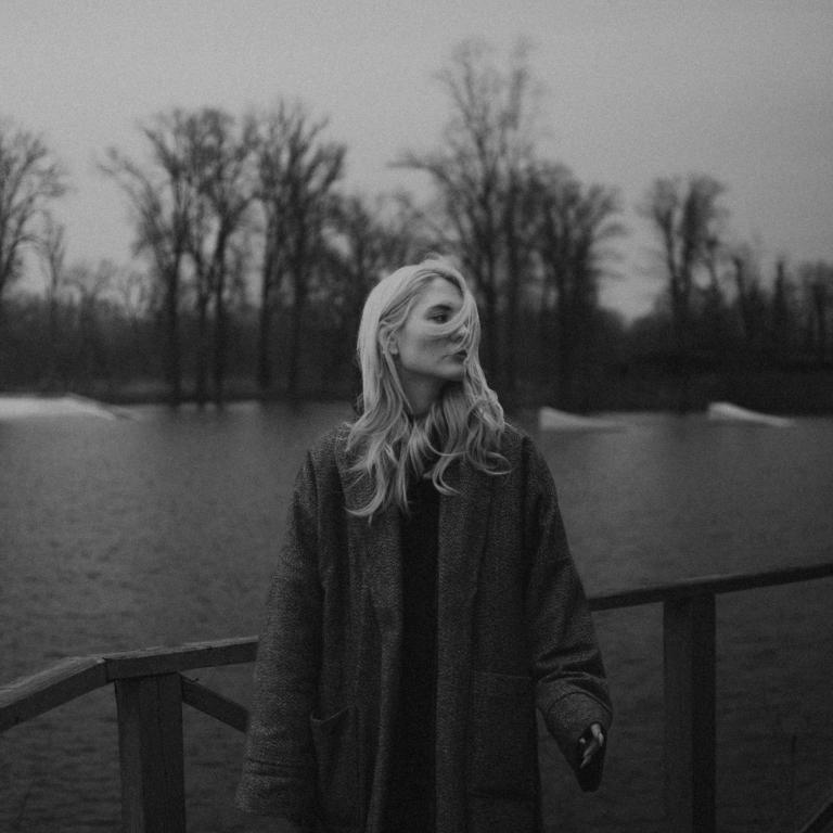 Ασπρόμαυρη φωτογραφία με μία γυναίκα σε λίμνη