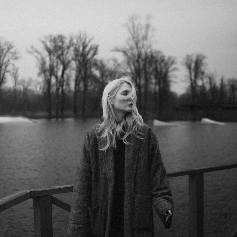 Ασπρόμαυρη φωτογραφία με μία γυναίκα σε λίμνη