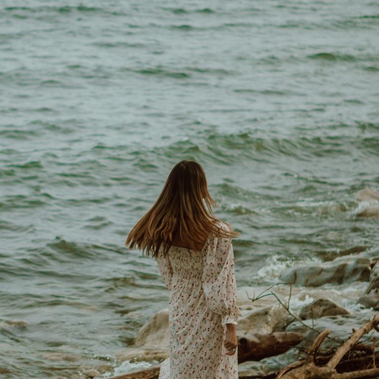 Γυναίκα μπροστά από θάλασσα