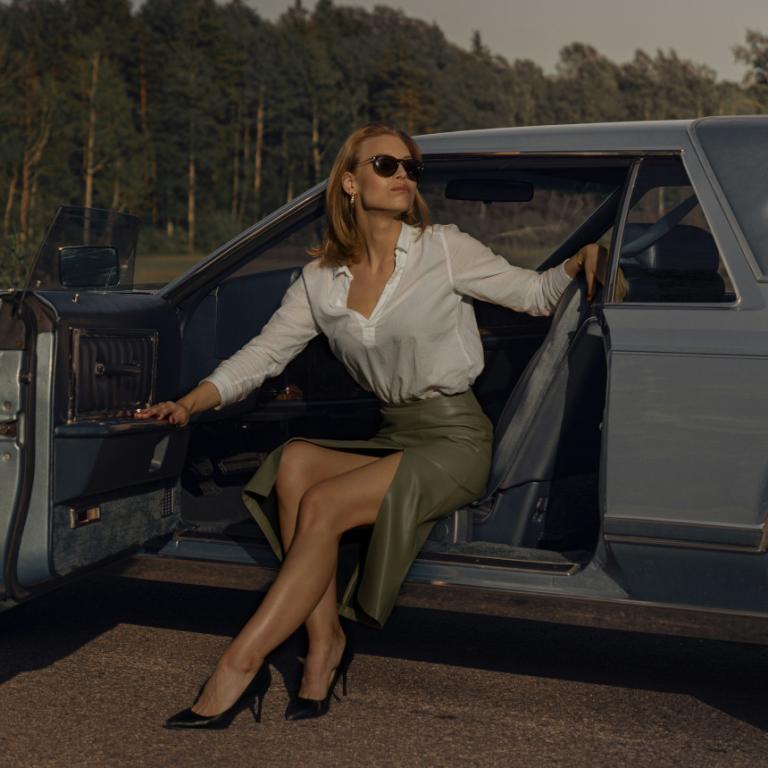 Κομψή γυναίκα βγαίνει από αμάξι