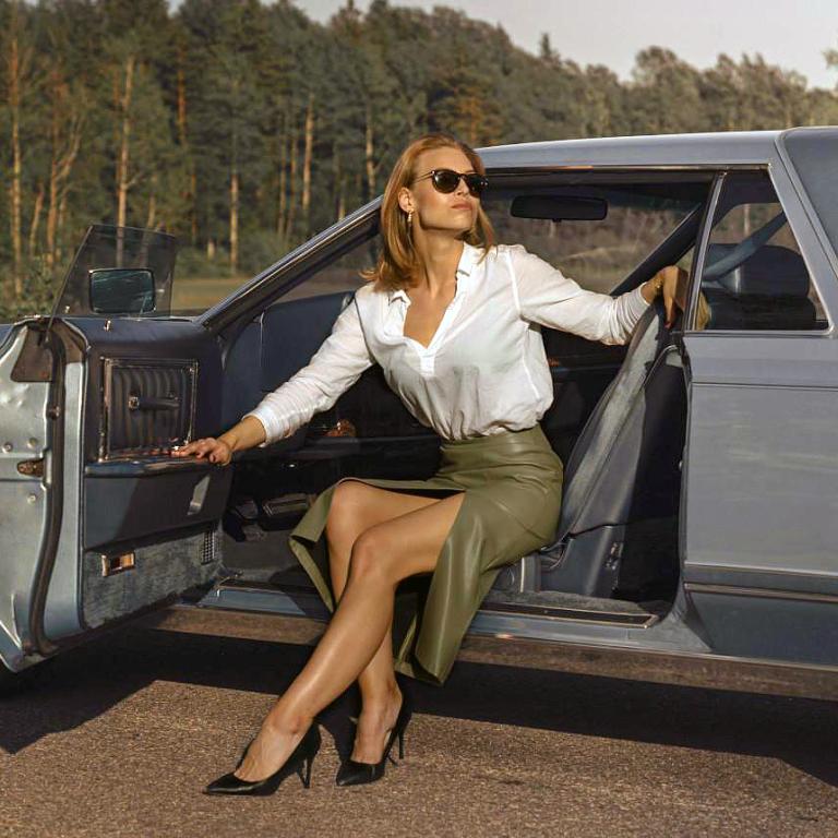 Κομψή γυναίκα βγαίνει από αμάξι