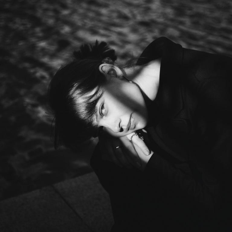 Σκεπτική γυναίκα 