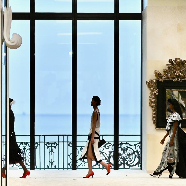 μοντελα περπατανε στην επιδειξη της Chanel
