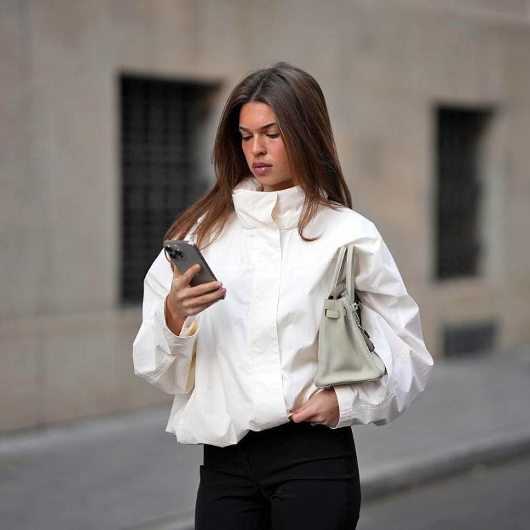 στιλάτη γυναίκα με αντιανεμικό