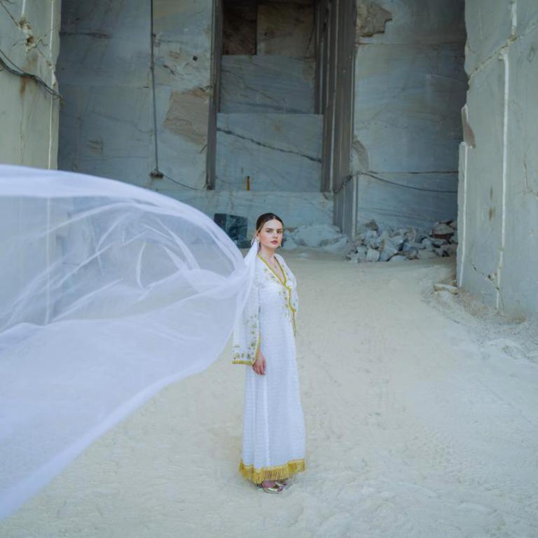 Ελένη Κουμπή: Η designer που εμπνέεται από την παράδοση και δημιουργεί σύγχρονη couture