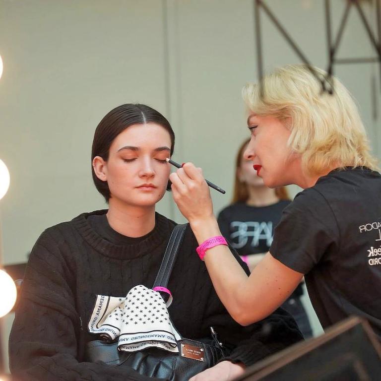 μοντέλο και makeup artist στην εβδομάδα μόδας της Μαδρίτης 2026