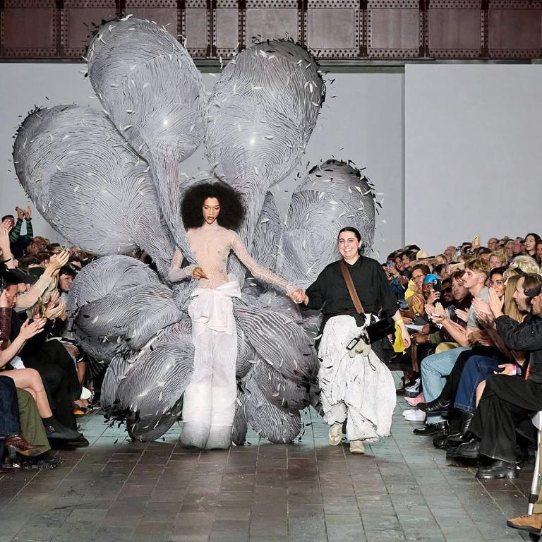 Myah Hasbany: Η χαρισματική απόφοιτος του Central St. Martins που μπαίνει δυναμικά στη μόδα της Υψηλής Ραπτικής του Dior