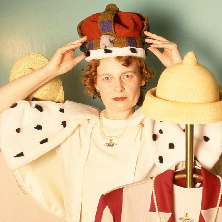 «Vivienne Westwood: Rebel-Storyteller-Visionary» στο Bowes Museum, Ντέρχαμ