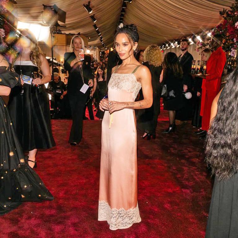 Λίγο νυχτικό, λίγο καφτάνι: To κομμάτι της άνοιξης 2026 που φοριέται από το πρωί ως το βράδυ