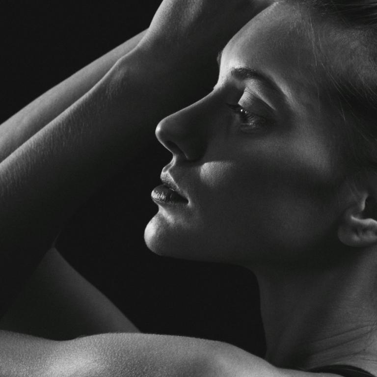 νέα γυναίκα κοντινό στο πρόσωπο ασπρόμαυρη λήψη