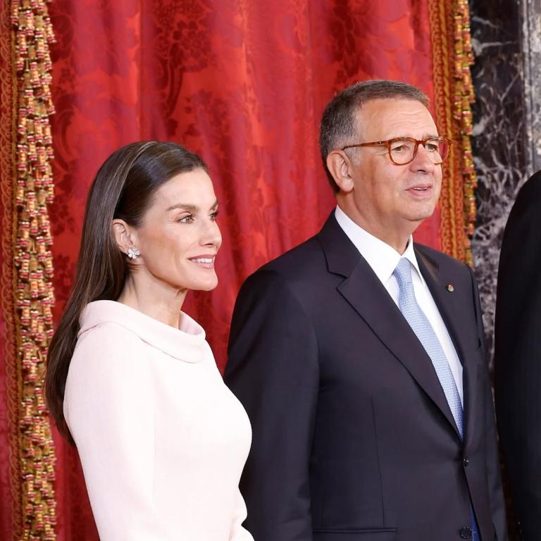 H βασίλισσα Λετίθια με παστέλ ροζ 