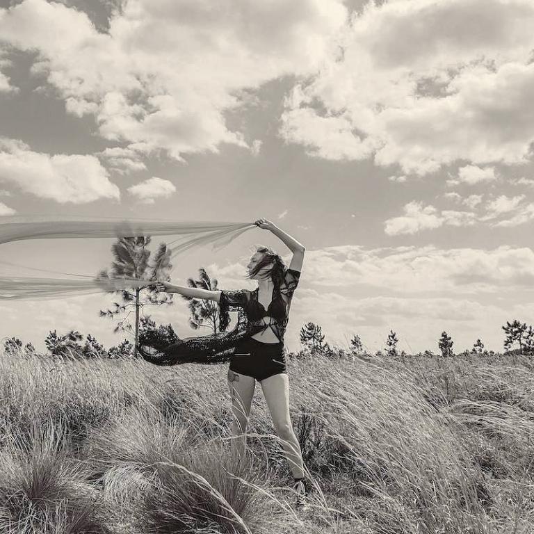 νέα γυναίκα στην εξοχή με μαύρα ρούχα 