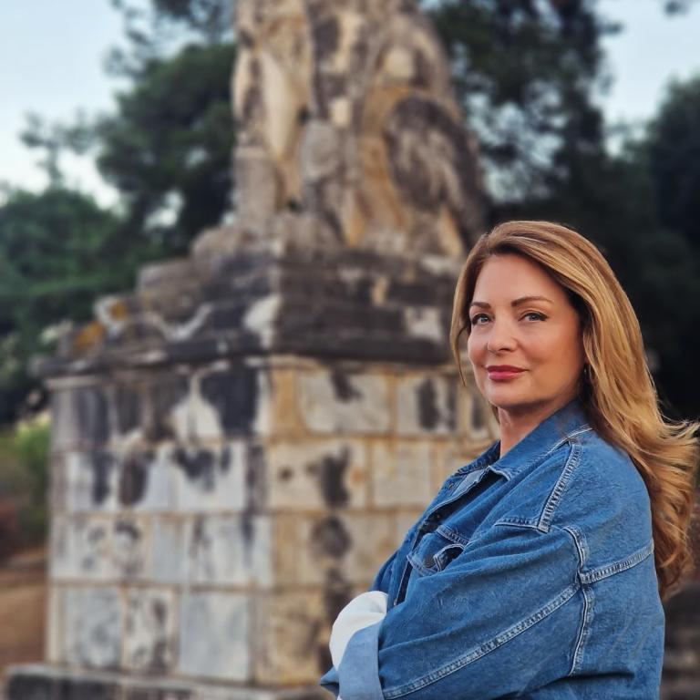 ντενιμ με ντενιμ που φοραει η ατζελα γκερεκου