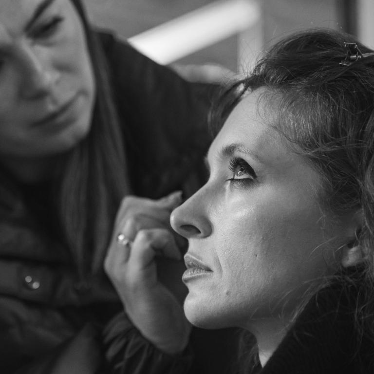 Το τρικ των 3 βημάτων που εξαφανίζει το πρήξιμο κάτω από τα μάτια