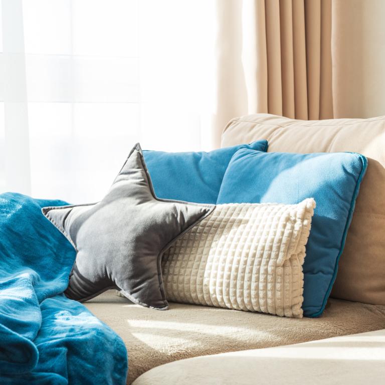 Το παραμελημένο σημείο για να αποθηκεύεις κουβέρτες χωρίς να καταλαμβάνει χώρο