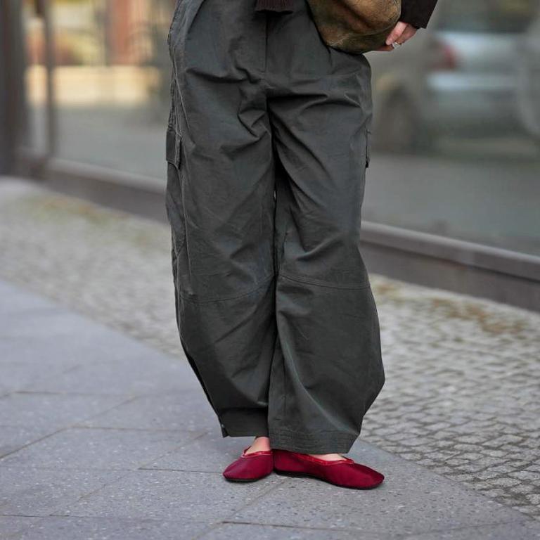 Cargo παντελόνι: Πώς να το φορέσετε από το γραφείο μέχρι την εξοχή