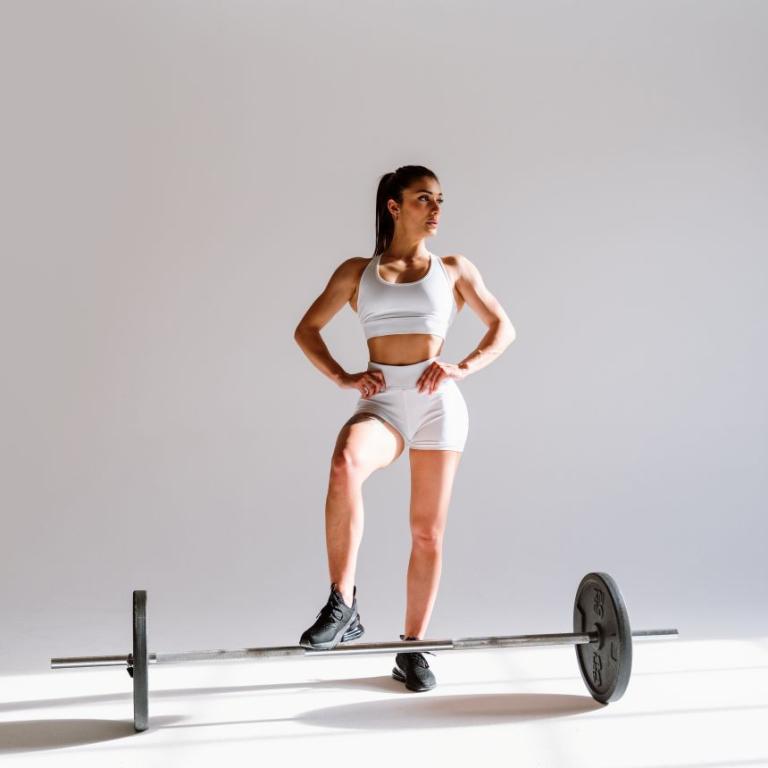 γυναίκα που κάνει deadlift για όλο το σώμα