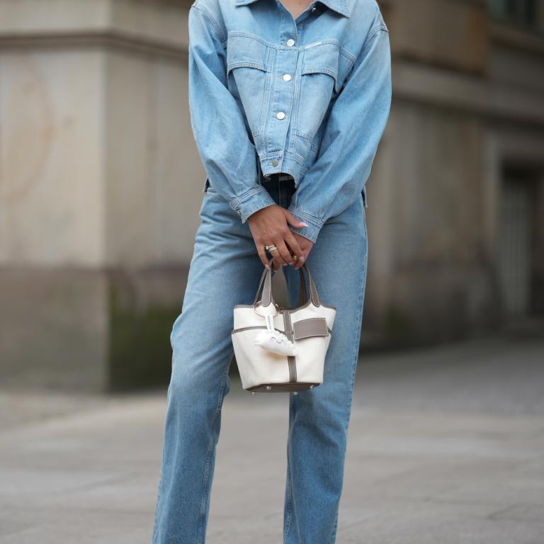 Petite γυναίκες: Τα τζιν που «ψηλώνουν» τη σιλουέτα σας