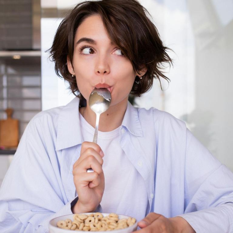 γυναίκα τρώει πρωινό για αδυνάτισμα όπως έδειξε έρευνα