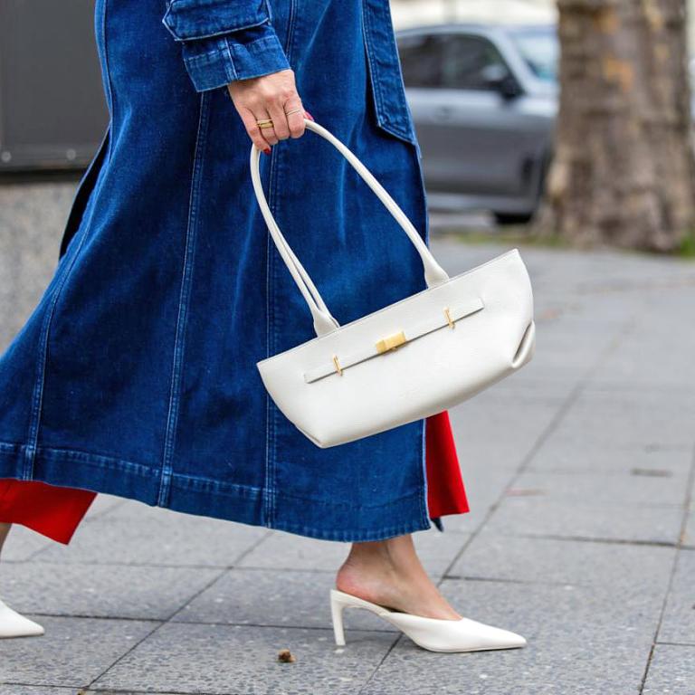 Η east-west τσάντα επιστρέφει και γίνεται το απόλυτο it item