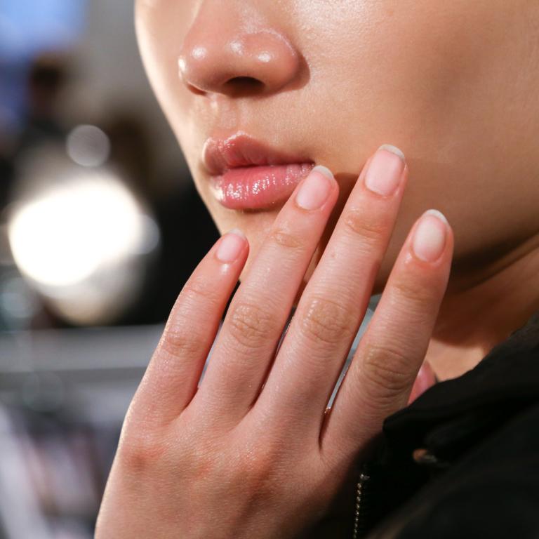 Πώς να μετατρέψετε τα εύθραυστα νύχια σε υγιή 