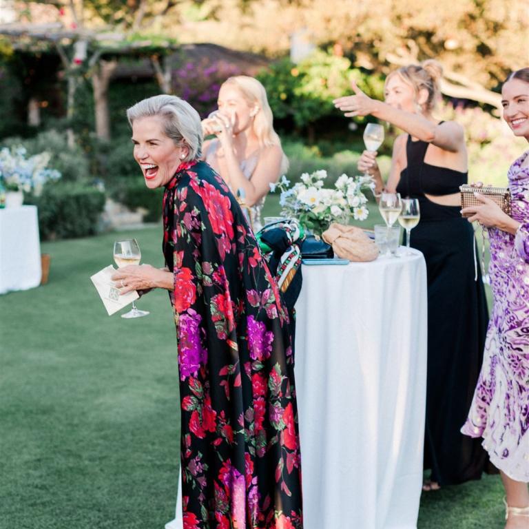 κυρια σε γαμο με εμπριμε φορεμα καπα 