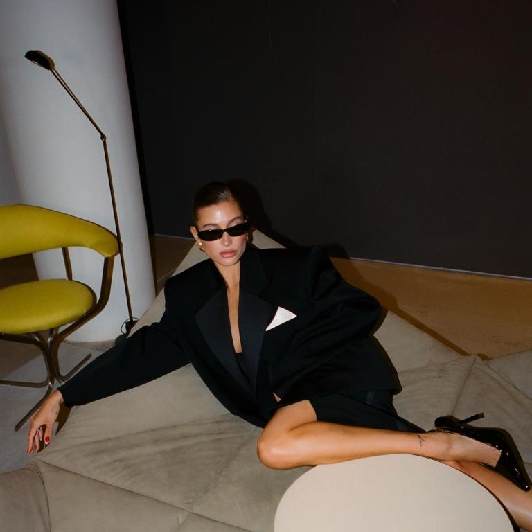 ΧΑΙΛΕΥ ΜΠΙΠΜΠΕΡ ΜΕ ΜΑΥΡΟ ΣΑΚΑΚΙ ΚΑΙ ΜΑΥΡΑ ΓΥΑΛΙΑ ΗΛΙΟΥ 