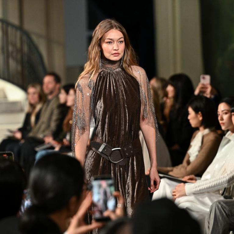 Η Τζίτζι Χαντίντ στην επίδειξη μόδας Ραλφ Λόρεν