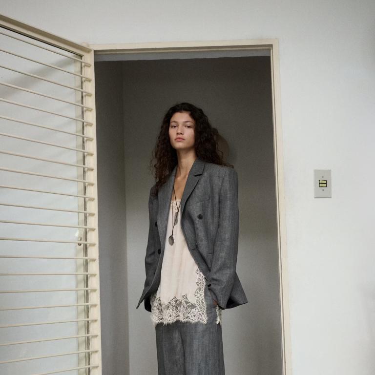 γκρι κοστούμθ με λινζερι τοπ 