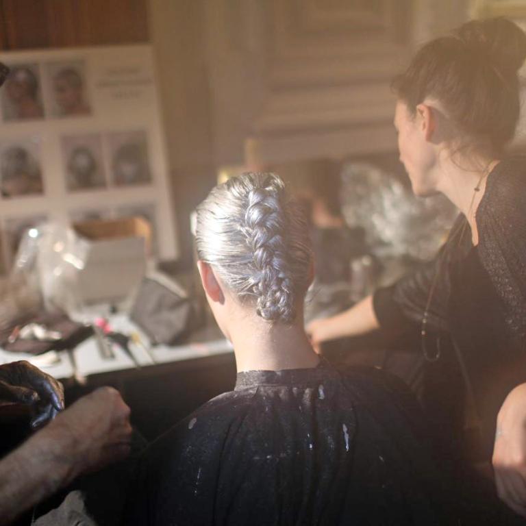 «Grey blending»: Η νέα viral τεχνική που αναδεικνύει τα γκρίζα μαλλιά χωρίς έντονη ρίζα