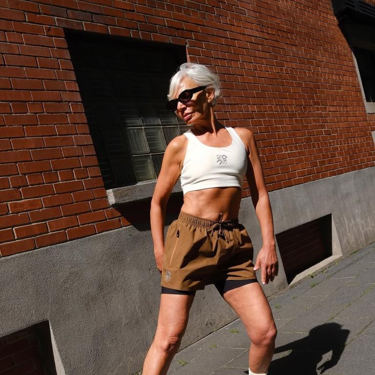 Πέντε όρθιες ασκήσεις για σύσφιξη στην κοιλιά μετά τα 50, πέρα από το Pilates