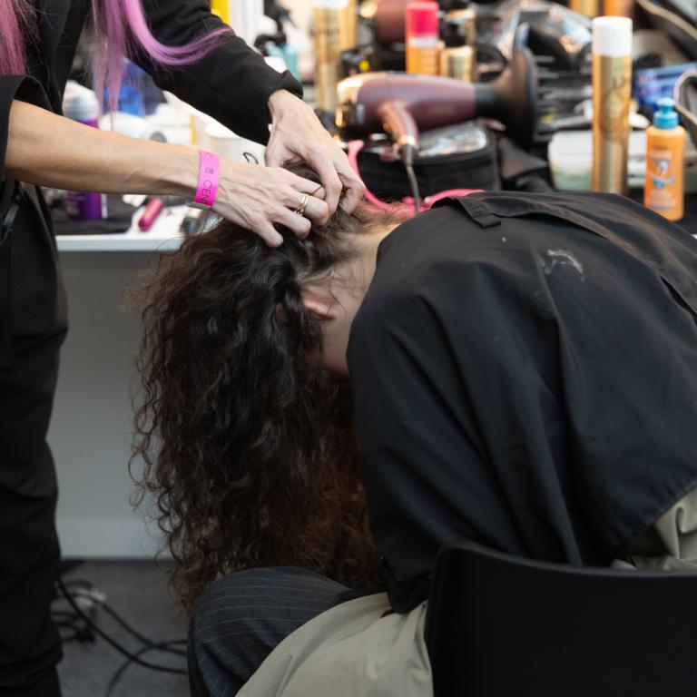 Αυτό το ξεχασμένο προϊόν μαλλιών από τα 90's είναι το μυστικό των επαγγελματιών για να δημιουργήσουν την ψευδαίσθηση πυκνών μαλλιών χωρίς να τα βαραίνουν