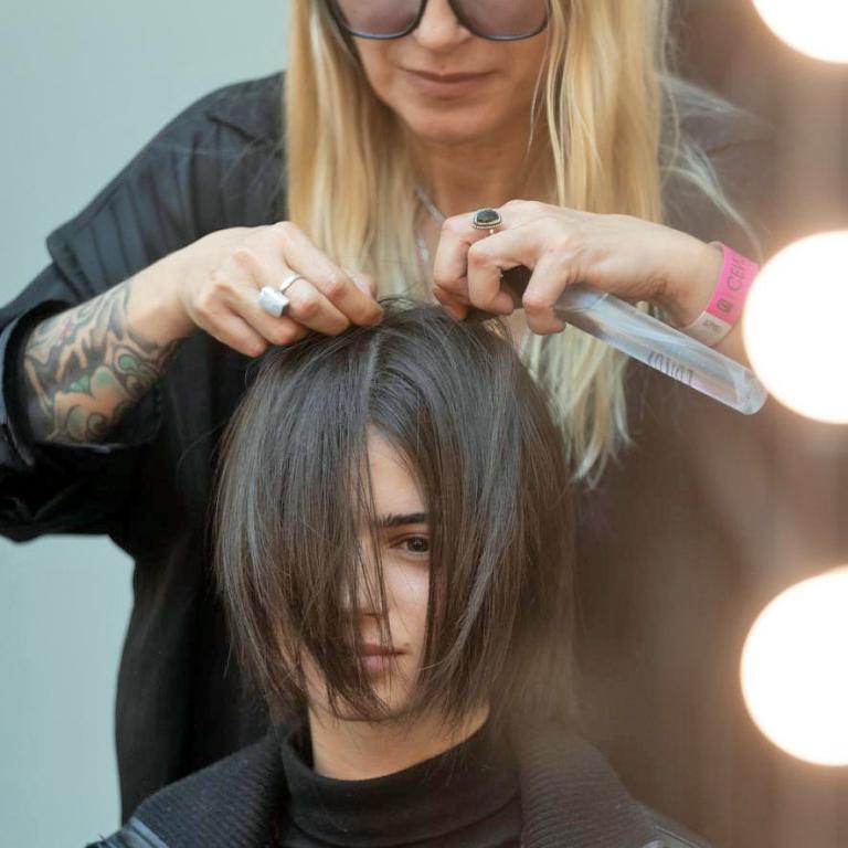 Ο κομμωτής των σταρ Κρις Έιπλτον αποκαλύπτει τα 4 κουρέματα που «βαραίνουν» το πρόσωπο και προσθέτουν χρόνια