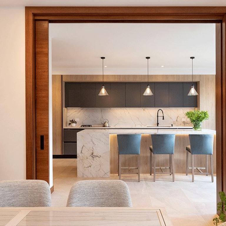 Με αυτή τη διάταξη, ο χώρος αποκτά δομή χωρίς να χάνει τη ζεστασιά του. Φωτογραφία: Madeval